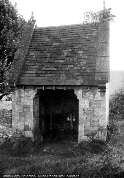 Photo of Haresfield, Hill, The Holy Well 1914
