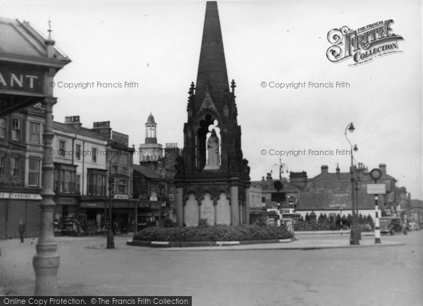 Photo of Harrogate, Queen Victoria Monument c.1950