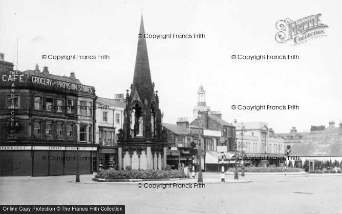 Photo of Harrogate, Queen Victoria Monument c.1950