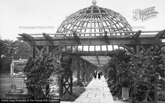 Photo of Harrogate, Royal Walk, Royal Hall Gardens 1927