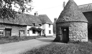 The Lock-Up And Thatched Cottage c.1960, Harrold