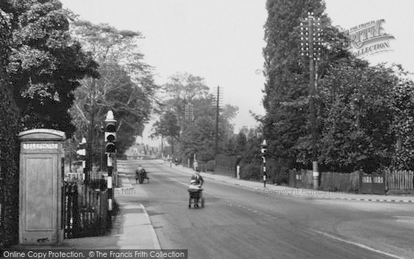 Photo of Hartford, Traffic Lights At The Cross Roads c.1940