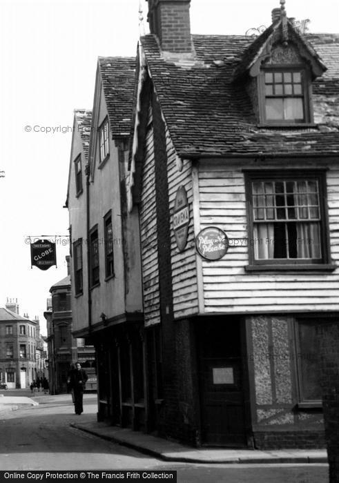 Photo of Harwich, The Globe c.1950