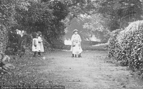 Photo of Hawarden, Children, The Wynt c.1900