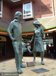 Statue "Family Outing", Orchards Shopping Centre 2005, Haywards Heath
