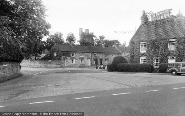 Photo of Helmsley, Castlegate c.1960