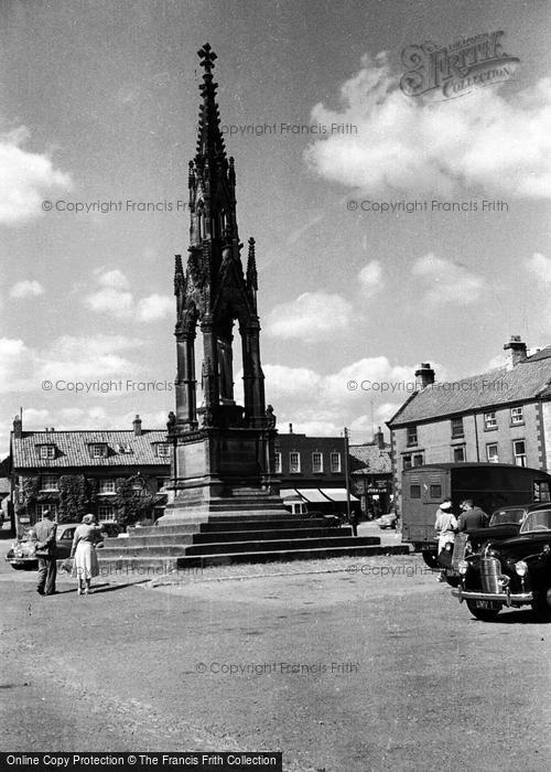 Photo of Helmsley, Market Place, Feversham Monument 1952