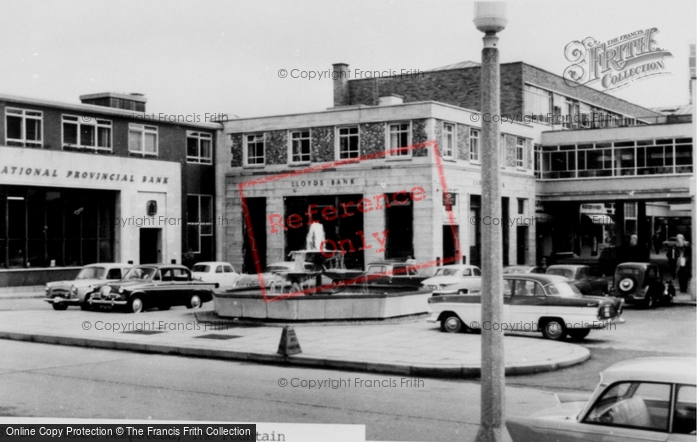 Photo of Hemel Hempstead, The Fountain c.1960