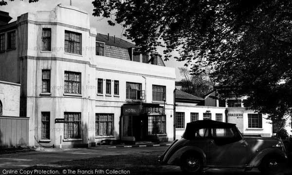 Photo of Hendon, Brent Bridge Hotel c.1955