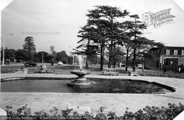 Photo of Hendon, The Fountain c.1960