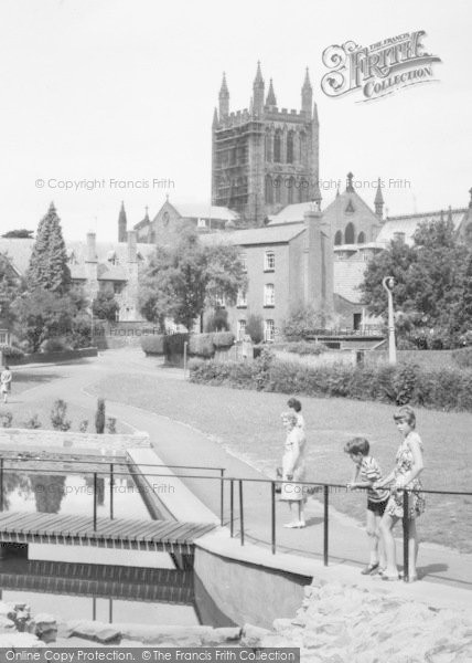 Photo of Hereford, People In Redcliffe Gardens c.1965