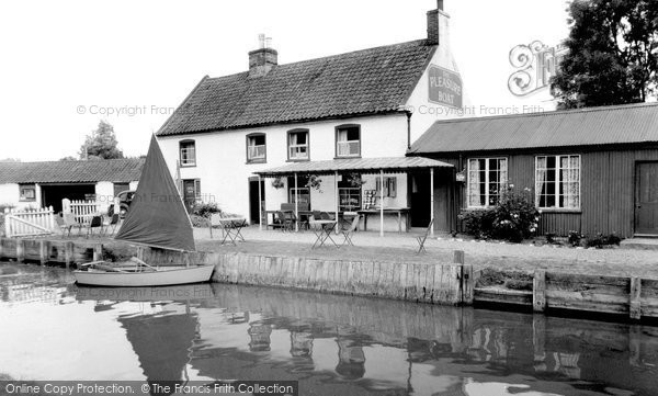 Photo of Hickling, Pleasure Boat Inn c.1955