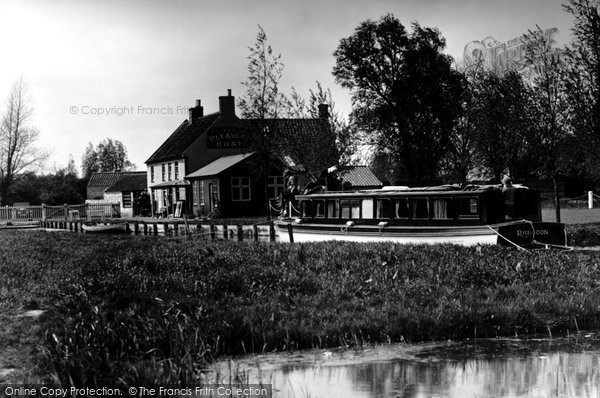 Photo of Hickling, The Pleasure Boat Inn c.1931