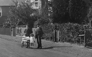A Family 1921, Hindhead
