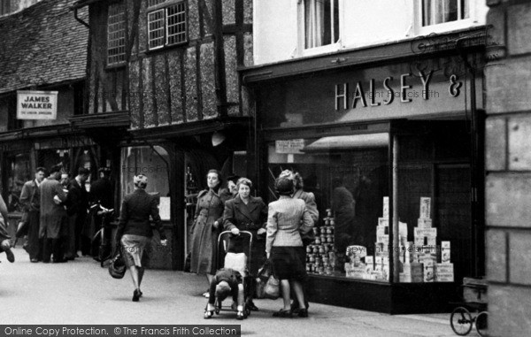 Photo of Hitchin, Chatting In The Street 1949