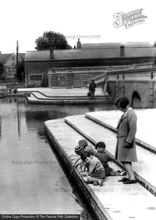 Photo of Hitchin, Children By The River Hiz 1931