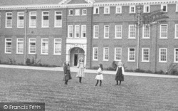 Girls At The Girl's Grammar School 1908, Hitchin