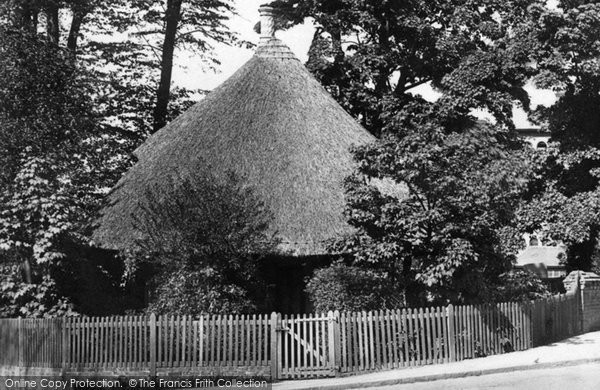 Photo of Hitchin, Thatched Cottage, Walsworth Road 1901