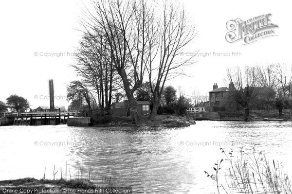 Photo of Hoddesdon, Dobbs Weir c.1950