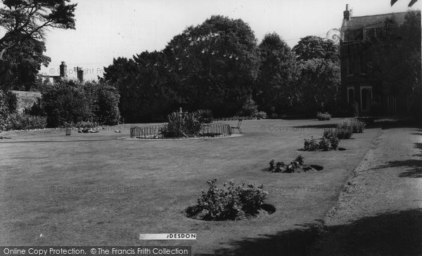 Photo of Hoddesdon, Lowewood Gardens c.1950