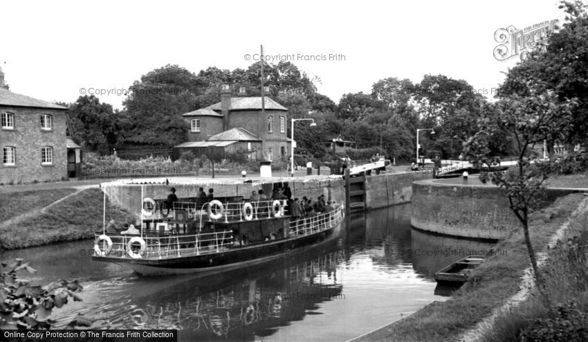 Holt Fleet, the Locks c1955