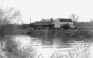 The Wharf Hotel c.1955, Holt Fleet