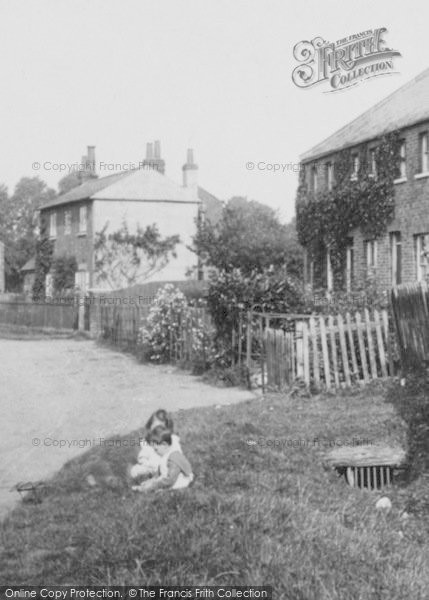 Photo of Holyport, Children On Money Row Green 1909