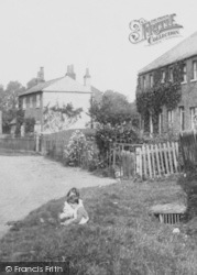 Children On Money Row Green 1909, Holyport