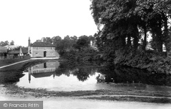 Village Pond 1909, Holyport