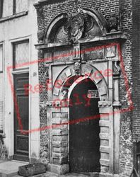 Kruisstraat, Poortje Latin School c.1930, Hoorn
