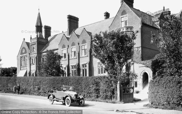 Photo of Horsham, Collyer's School c.1930