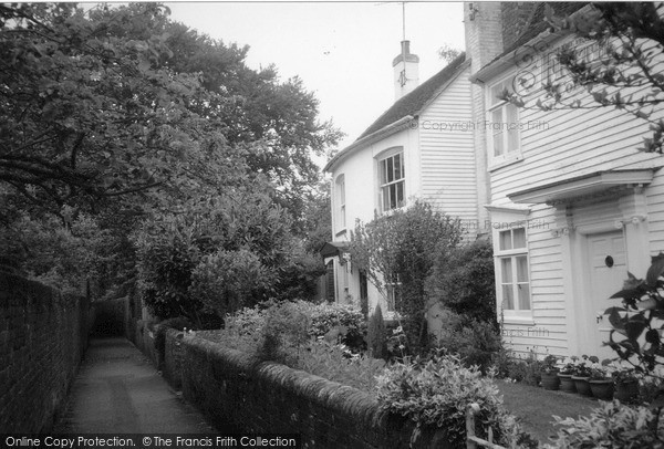 Photo of Horsham, Morth Gardens 2004