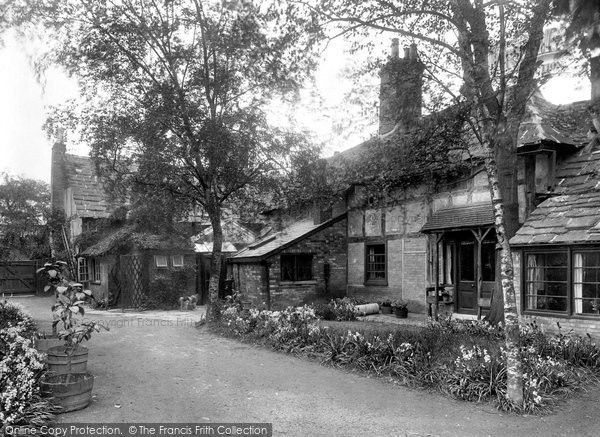 Photo of Horsham, Old Cottage Gardens 1924