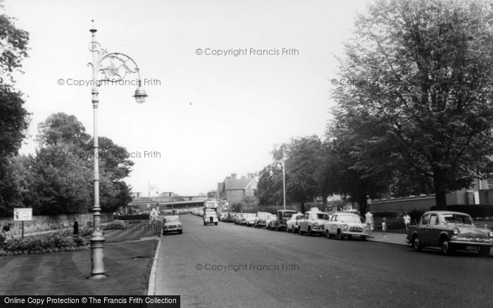 Photo of Horsham, Victoria Road c.1960