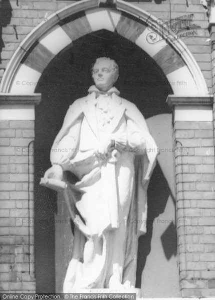 Photo of Hucknall, Byron Statue c.1965