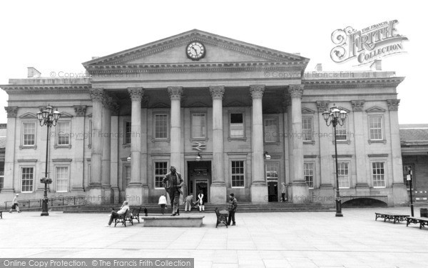 Photo of Huddersfield, The Statue Of Harold Wilson 2005