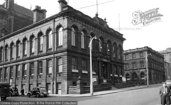 Photo of Huddersfield, The Town Hall c.1955