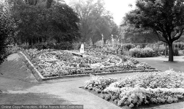 Photo of Hull, East Park Floral Clock c.1960