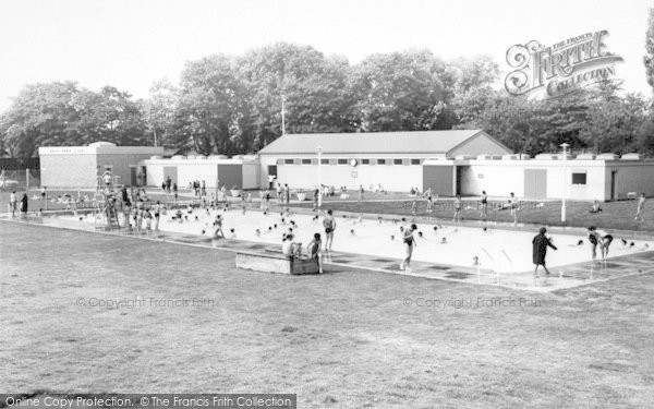 Photo of Hull, East Park Lido c.1965