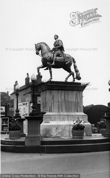 Photo of Hull, King William Statue c.1955