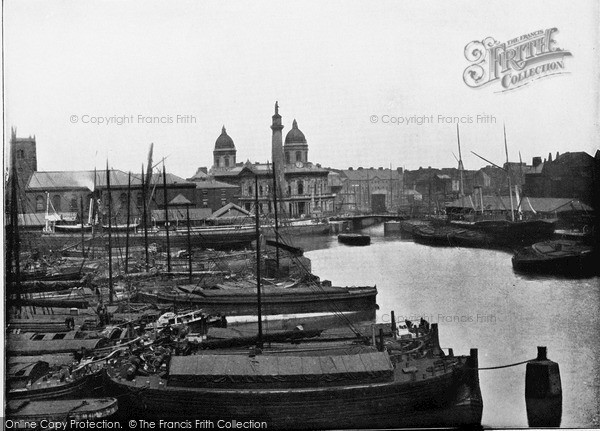 Photo of Hull, Prince's Dock, With Wilberforce Memorial And Dock Offices 1895