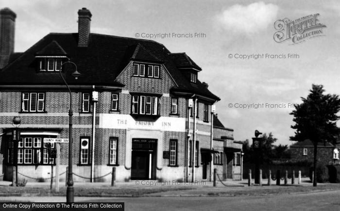 Photo of Hull, Priory Inn, Spring Bank West c.1960