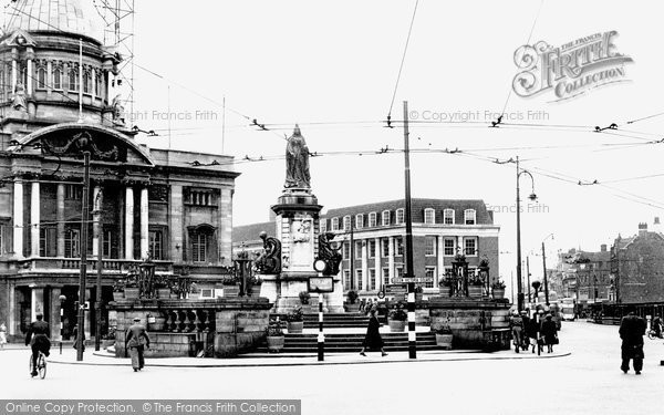Photo of Hull, Queen Victoria Square c.1955