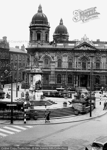 Photo of Hull, Queen Victoria Statue c.1955