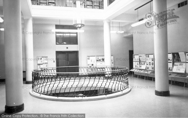 Photo of Hull, University, Exhibition Area c.1965