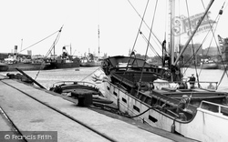 Hull, Unloading At Victoria Dock c.1955, Kingston Upon Hull