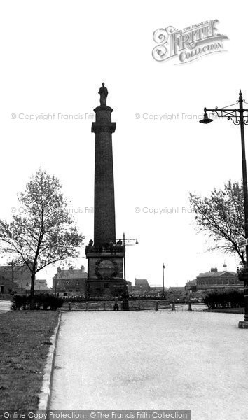 Photo of Hull, Wilberforce Monument c.1955