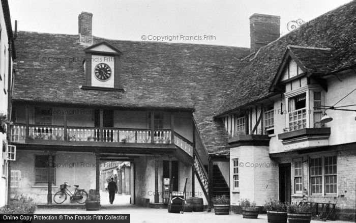 Photo of Huntingdon, George Hotel Yard c.1950