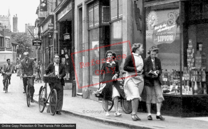 Photo of Huntingdon, Hurrying On The High Street 1950