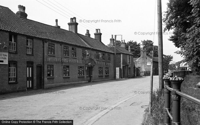Photo of Ingoldmells, Three Tuns Inn 1952